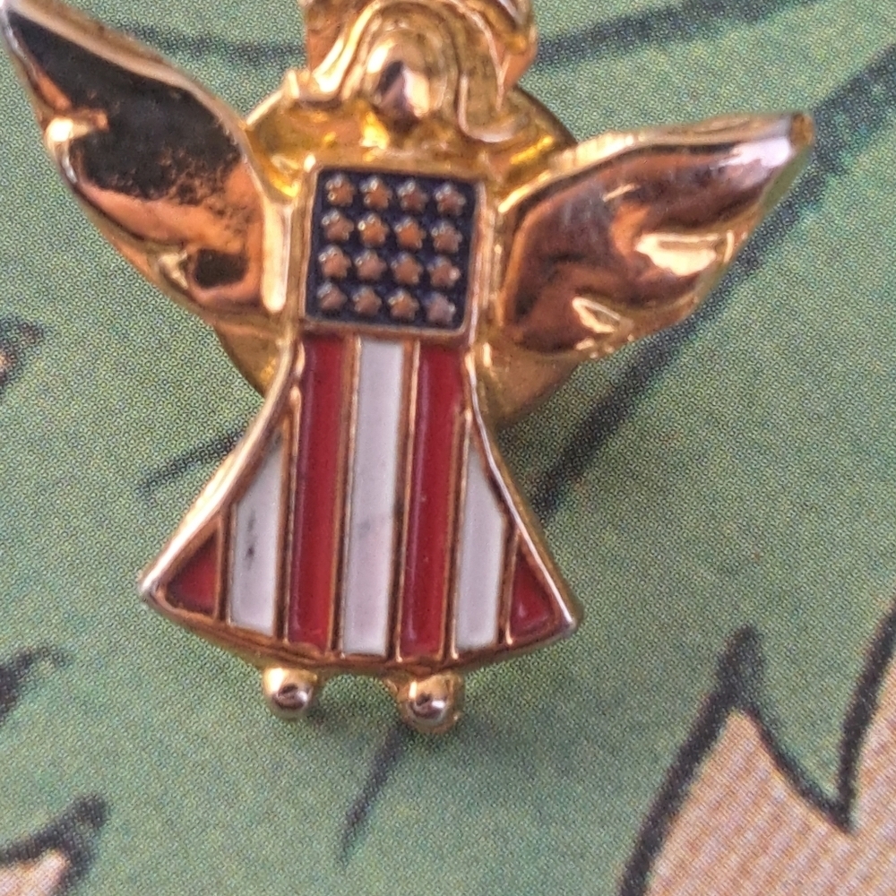 Angel lapel pin with usa flag incorporated - Picture 4 of 4
